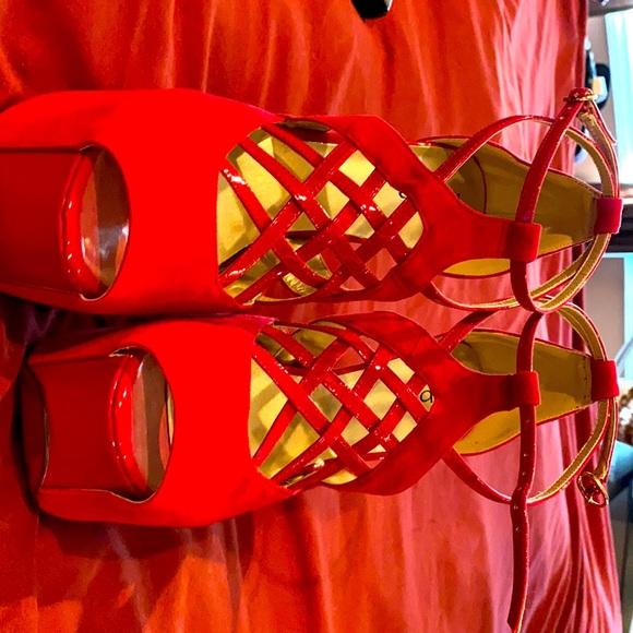 NWT Crisscross front - Picture 1 of 3